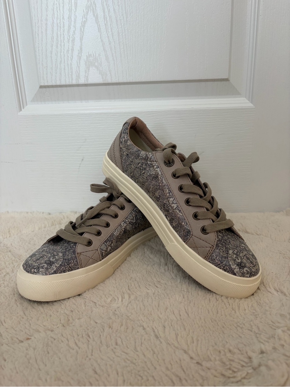 Taos Footwear Taupe Floral Pattern Low-Top Sneakers